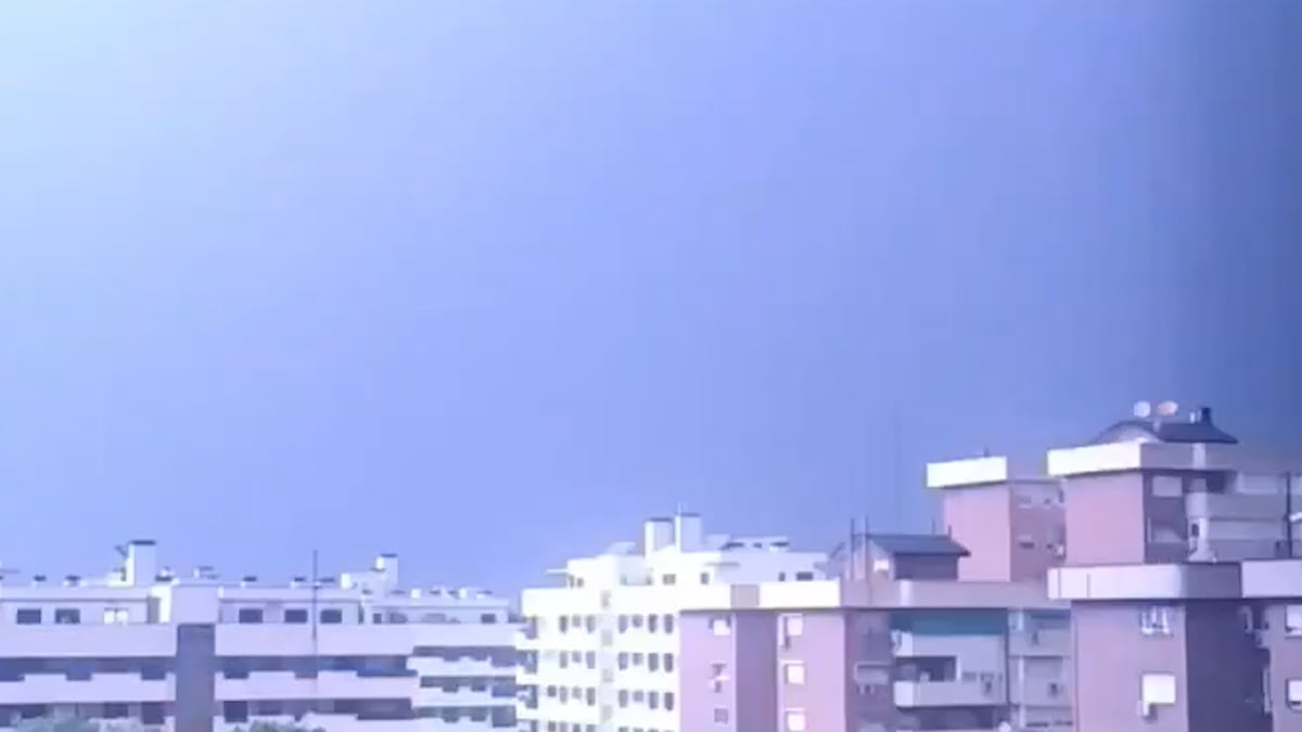 La tormenta eléctrica en Madrid: rayos, chubascos y fuertes vientos en la madrugada de este viernes | Vídeos | EL PAÍS