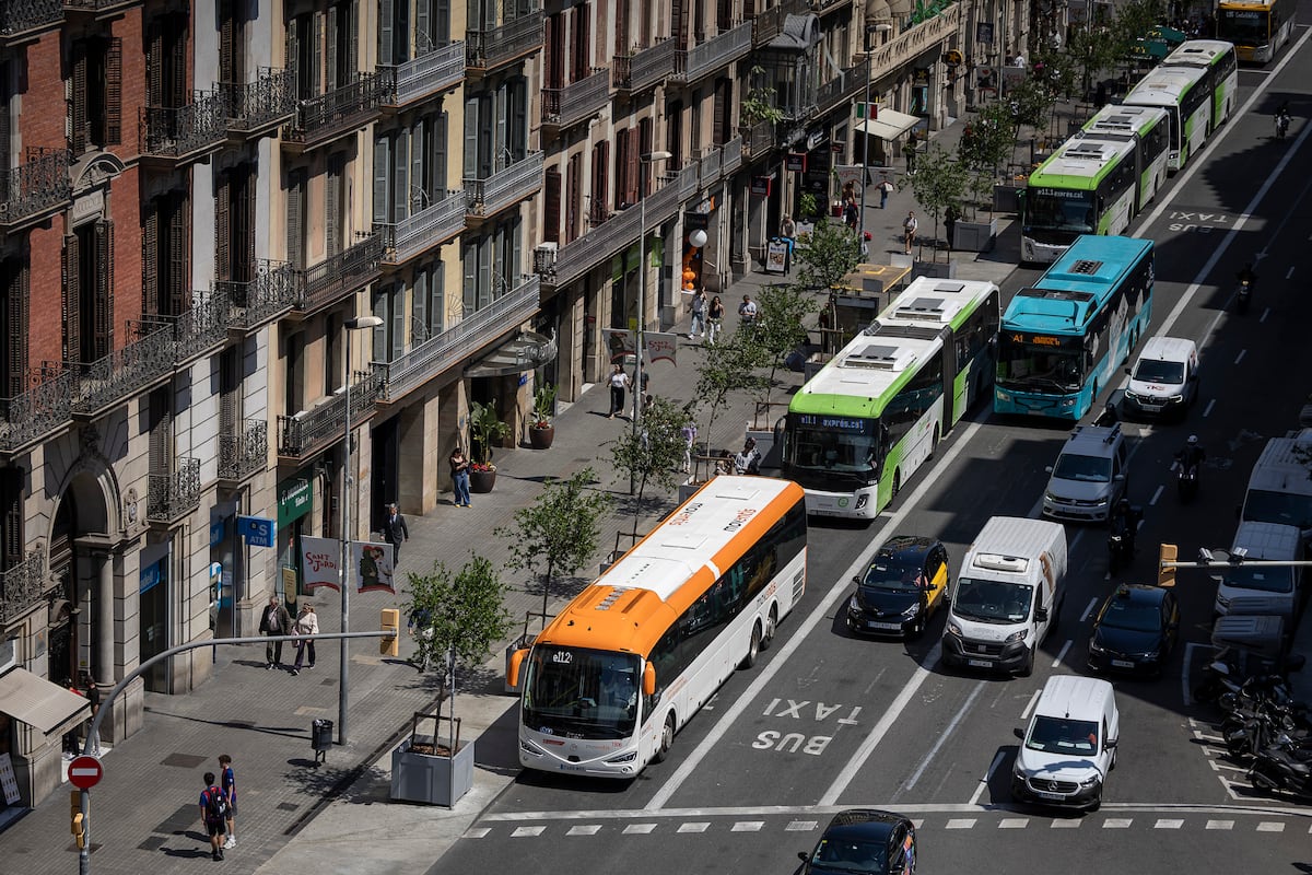 Los vecinos de ronda Universitat esperan dejar de ser una estación de autobuses al aire libre: “Con la crisis de Rodalies estamos todavía peor” | Noticias de Cataluña | EL PAÍS