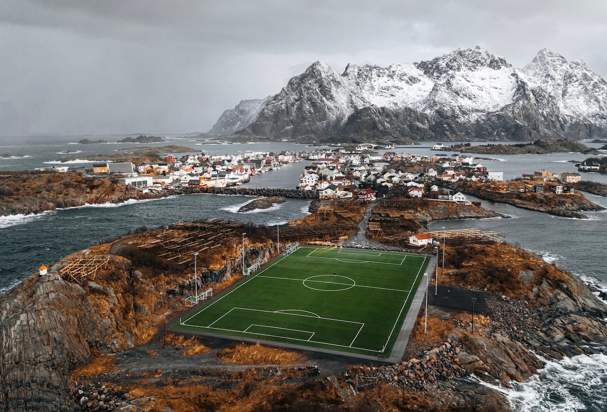 Del Bernabéu a Groenlandia: diez campos de fútbol emblemáticos y únicos | ICON Design | EL PAÍS